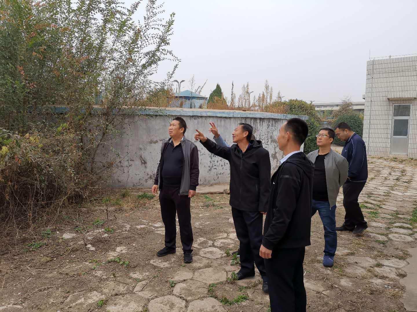 公司總經(jīng)理王建人在供水、污水生產(chǎn)一線開展風(fēng)險(xiǎn)隱患排查 (1).jpg