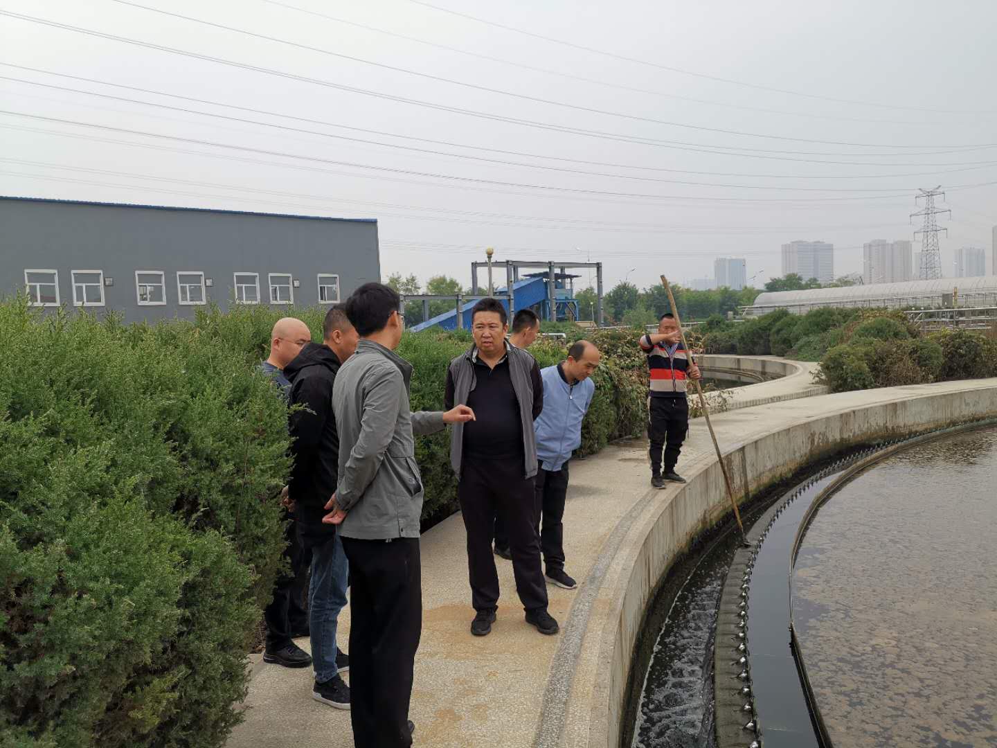 公司總經(jīng)理王建人在供水、污水生產(chǎn)一線開展風(fēng)險(xiǎn)隱患排查 (2).jpg